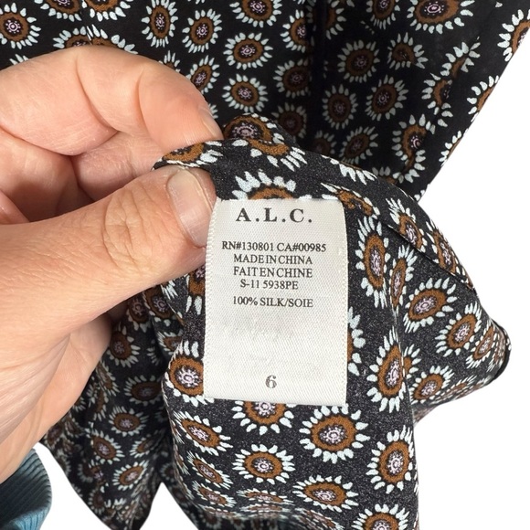 A.L.C. Women’s 100% Silk Tie Neck Sleeveless Floral Blouse Size 6 - Picture 5 of 9